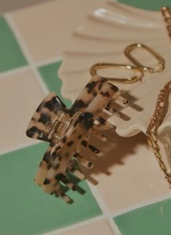 Peppermayo See Both Sides Hair Clip - Tort 11 Peppermayo See Both Sides Hair Clip - Tort -Peppermayo Shop SeeBothSidesHairClip 3