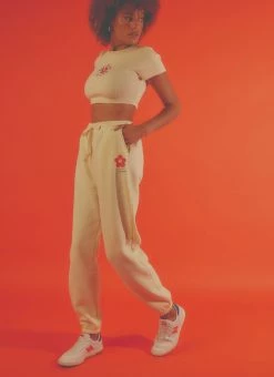 Vacancy Supply X Micke Lindebergh - Blume Sweatpant - Buttercream -Peppermayo Shop a391cde98ff24f038a5091c7cd098c88